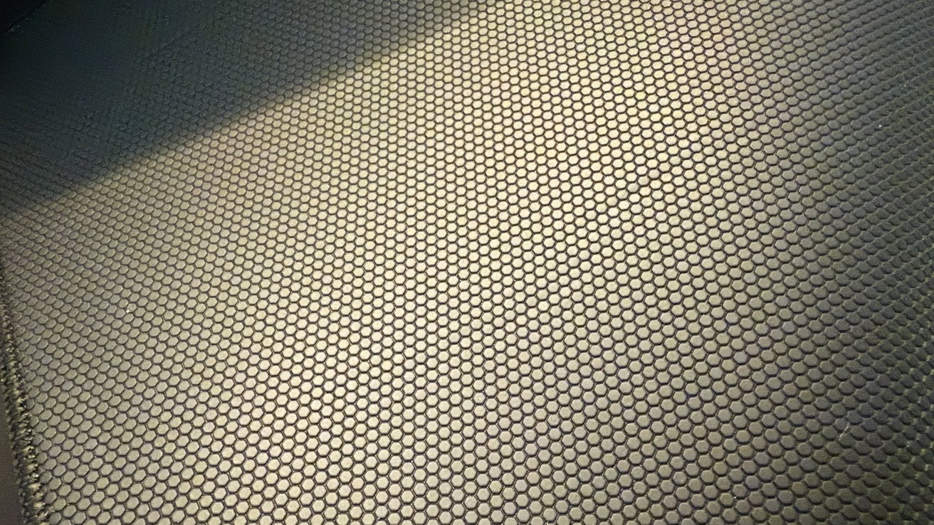 Journey Alti Play Desk Mat review: Detail shot of the rubber padding on the back.